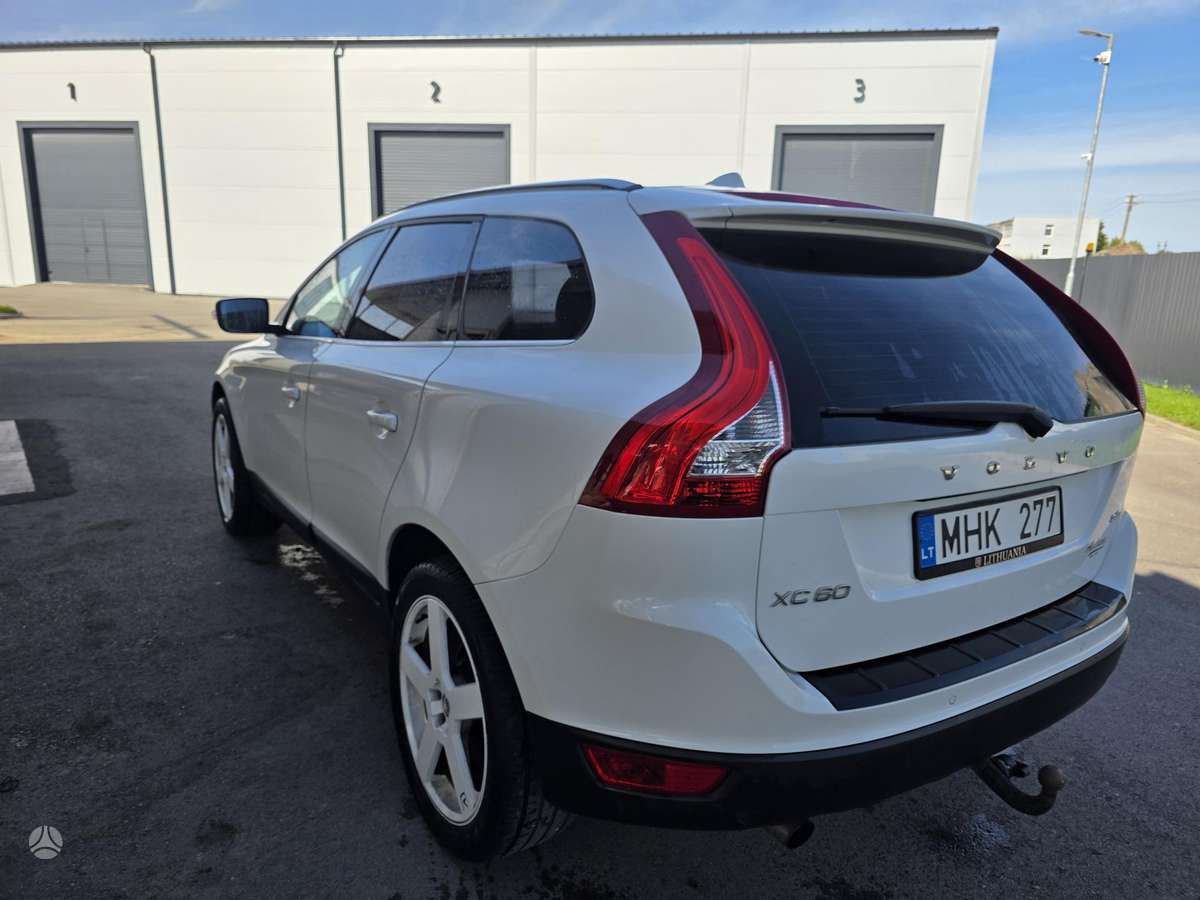 Volvo XC60 2010 — interior