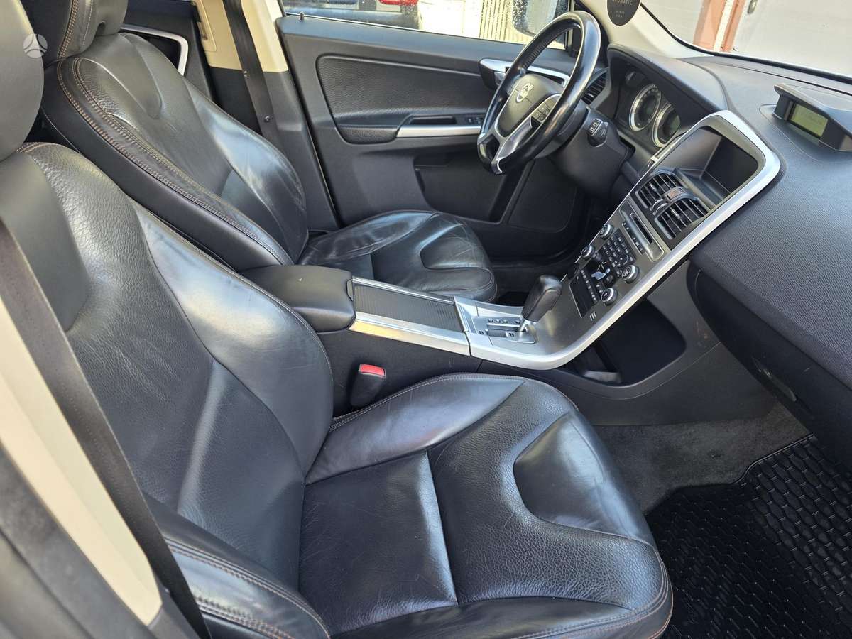 Volvo XC60 2010 — photo 8
