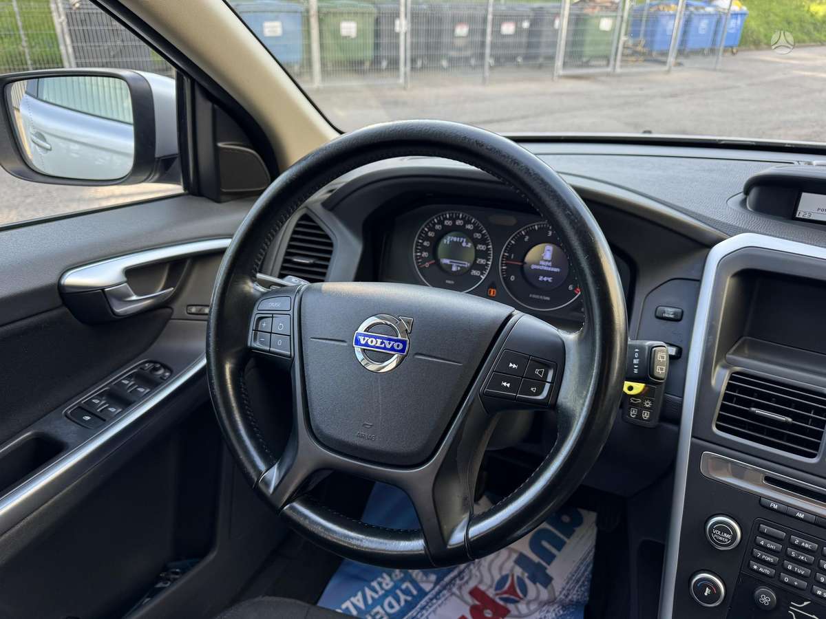 Volvo XC60 2010 — photo 11