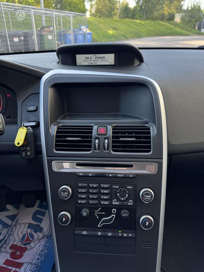Volvo XC60 2010 — photo 12