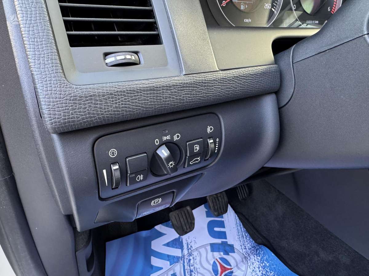 Volvo XC60 2010 — photo 15