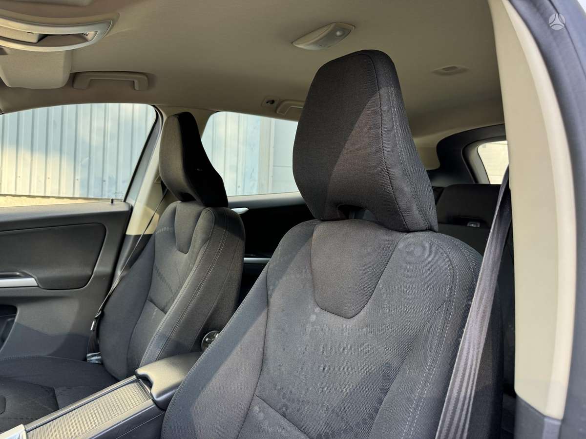 Volvo XC60 2010 — photo 8