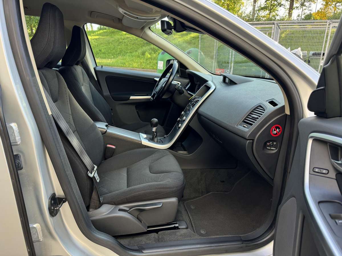Volvo XC60 2010 — photo 9