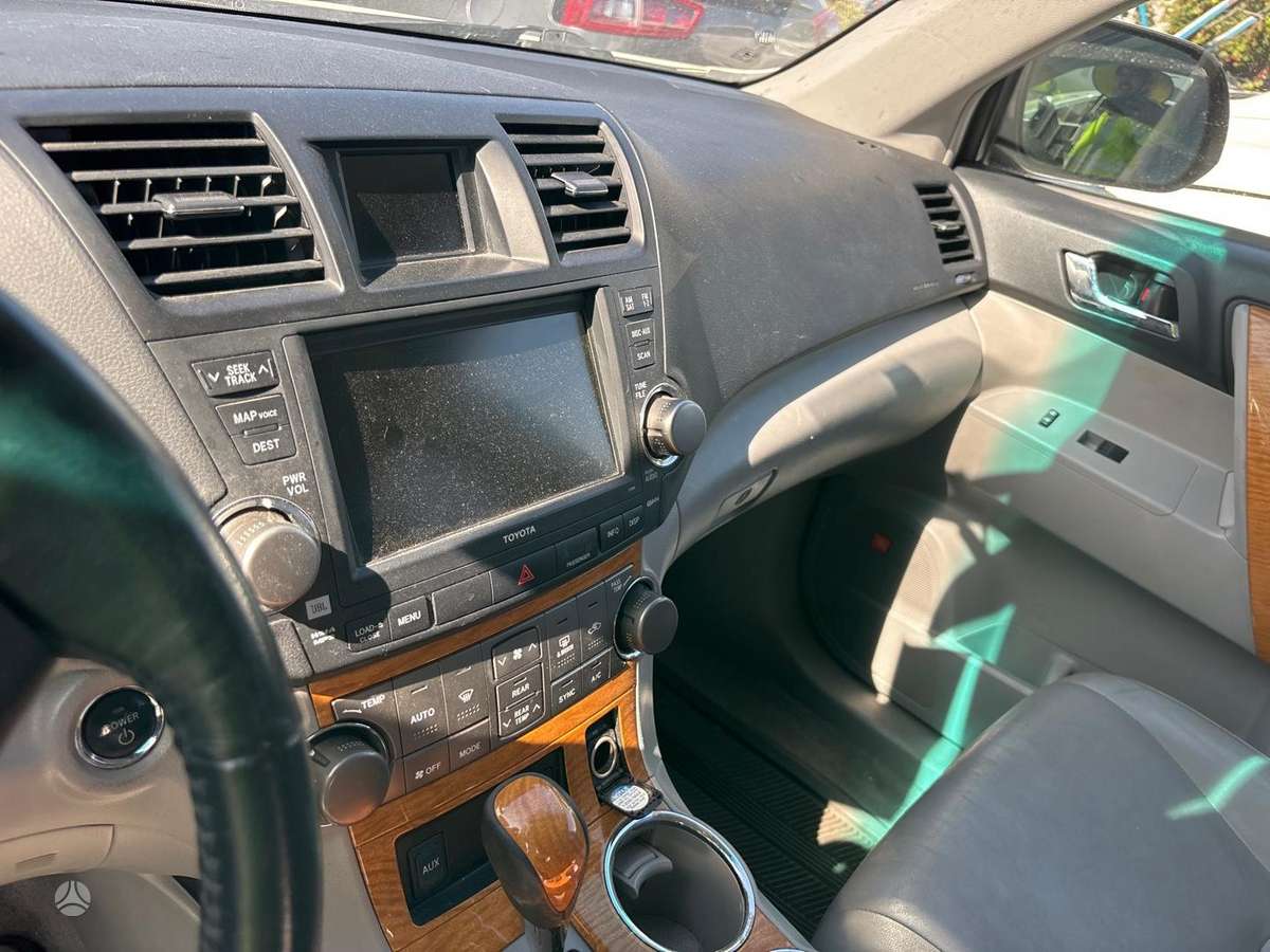 Toyota Highlander 2010 — photo 12