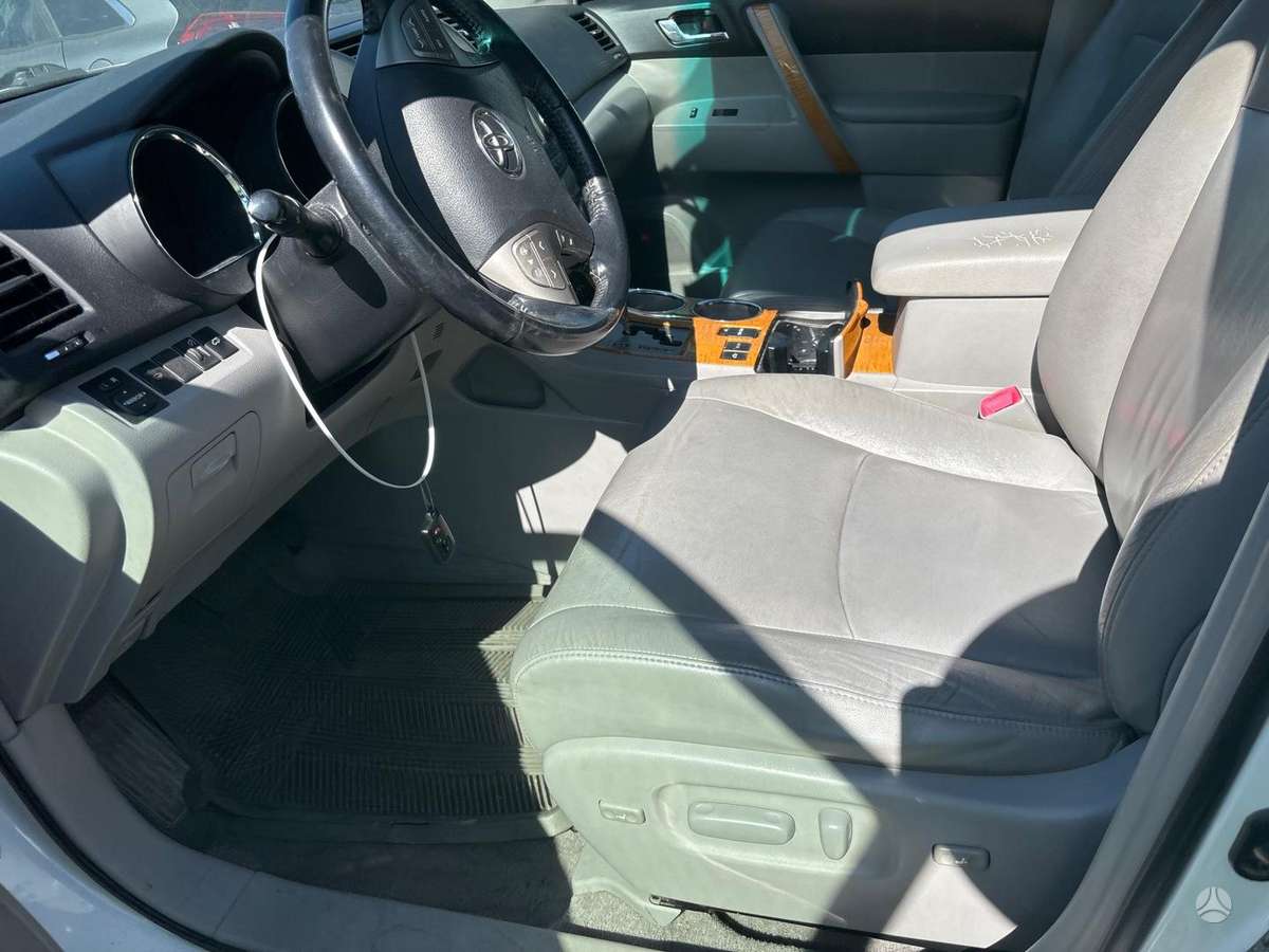 Toyota Highlander 2010 — engine 3311 cm³, 212 HP (156kW)