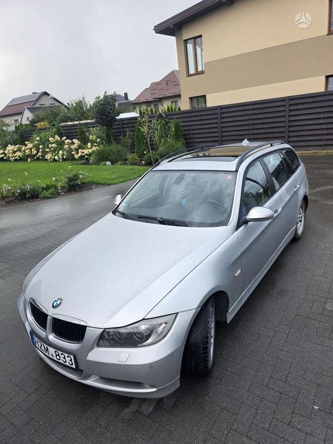 BMW 320 2007 — rear view