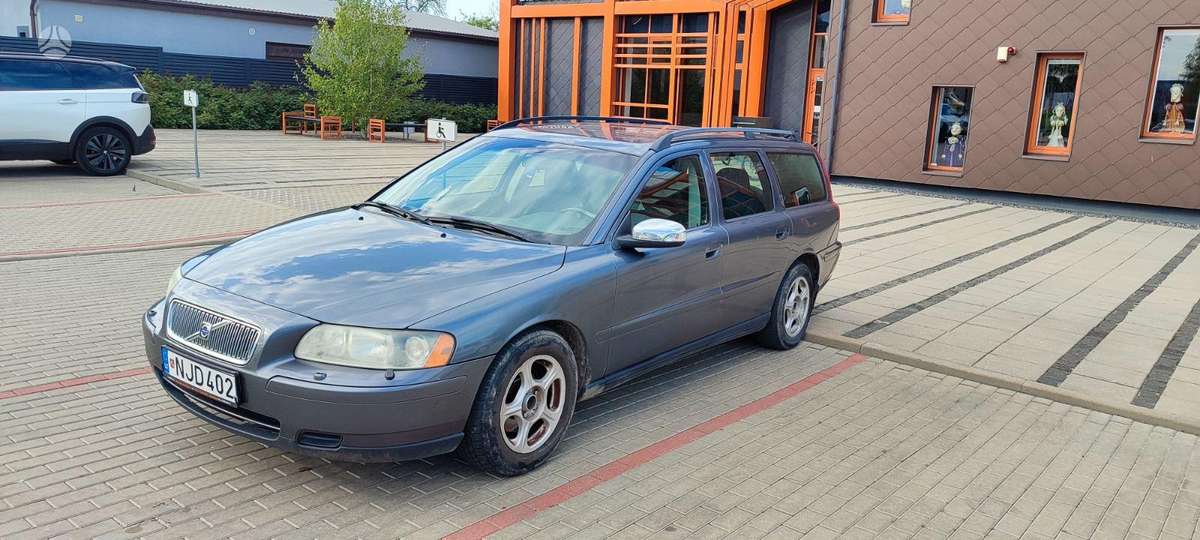 Volvo V70 2007 — rear view