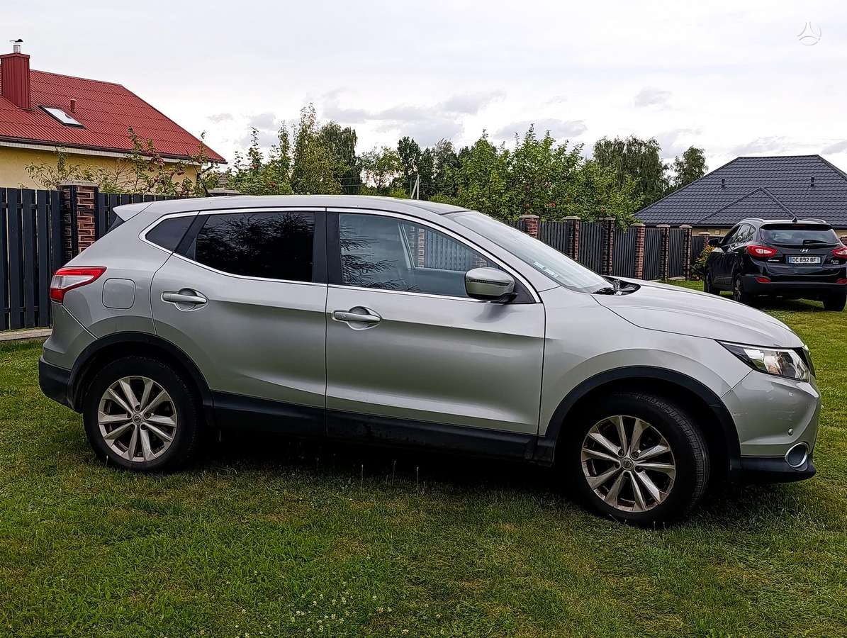 Nissan Qashqai 2015 — rear view