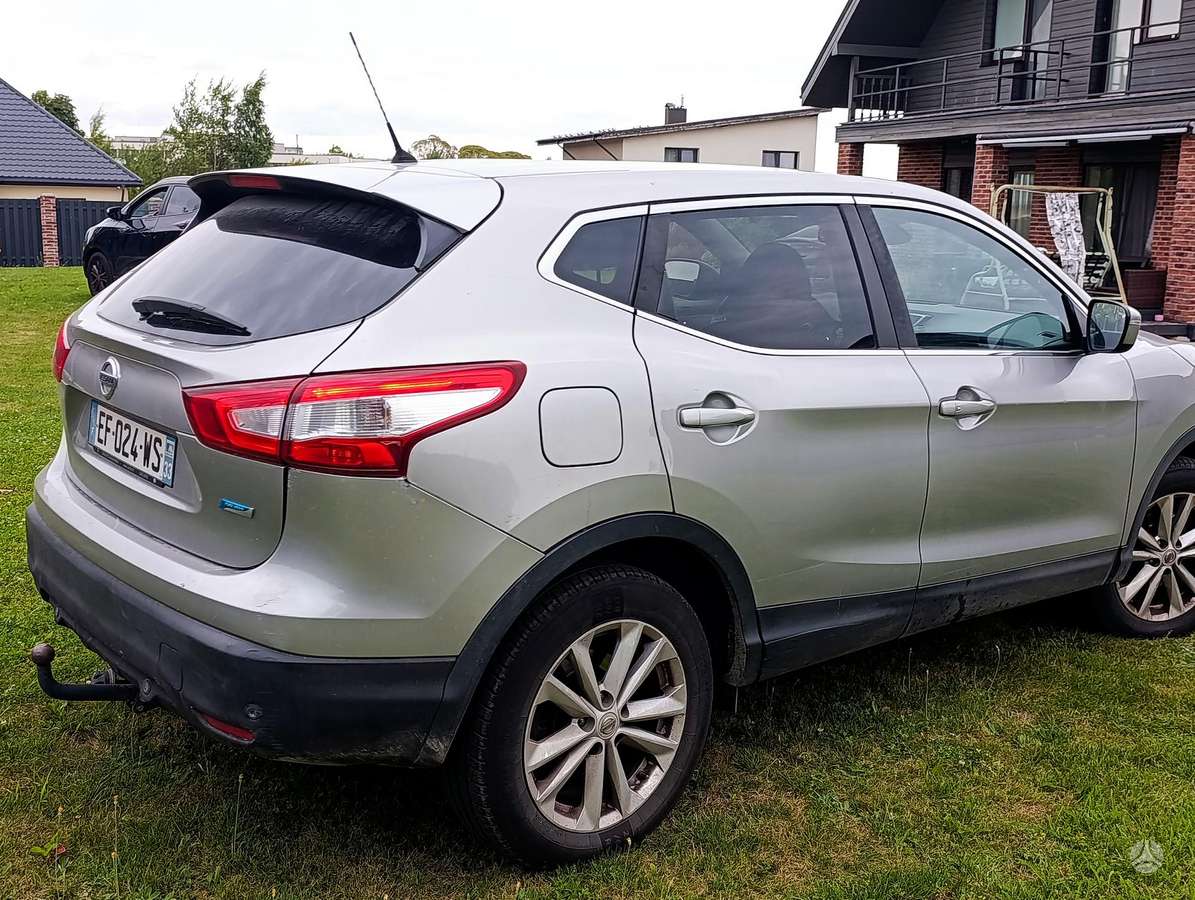 Nissan Qashqai 2015 — interior