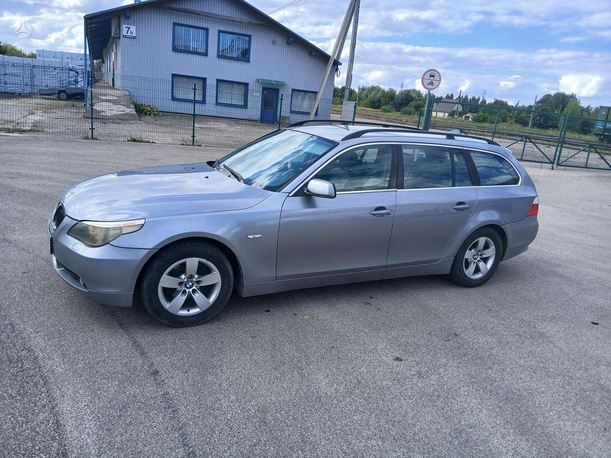 BMW 525 2005 — салон