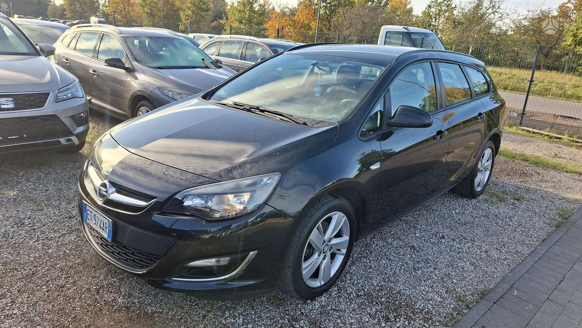 Opel Astra 2013 — вигляд ззаду