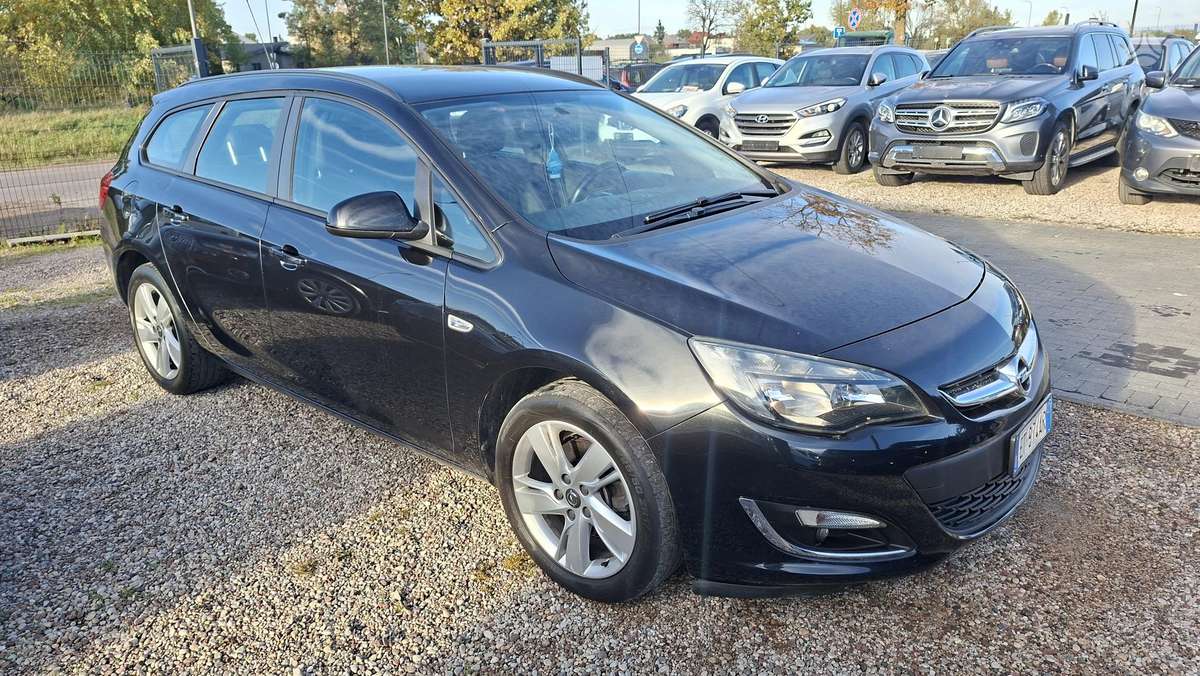 Opel Astra 2013 — салон