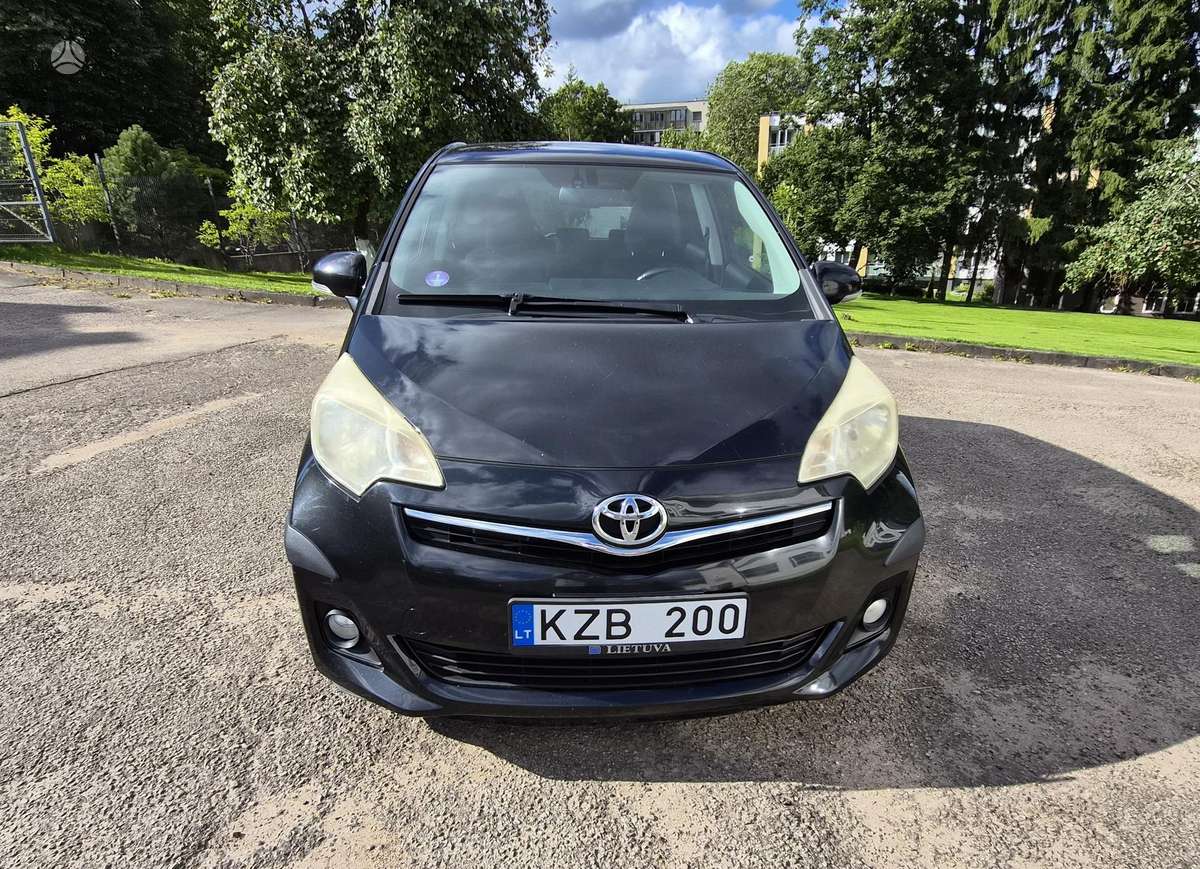 Toyota Verso-S, 2011