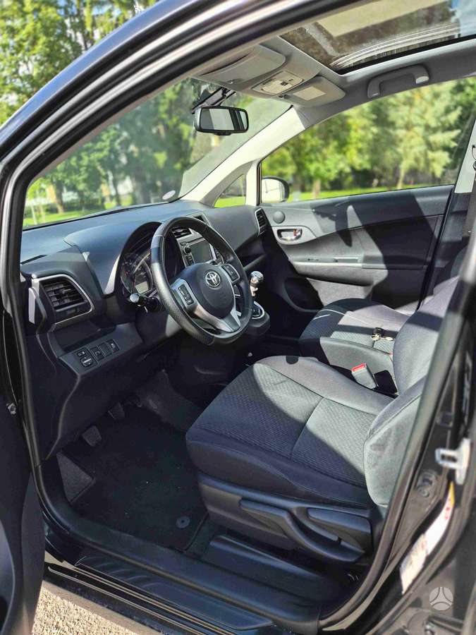 Toyota Verso-S 2011 — photo 5