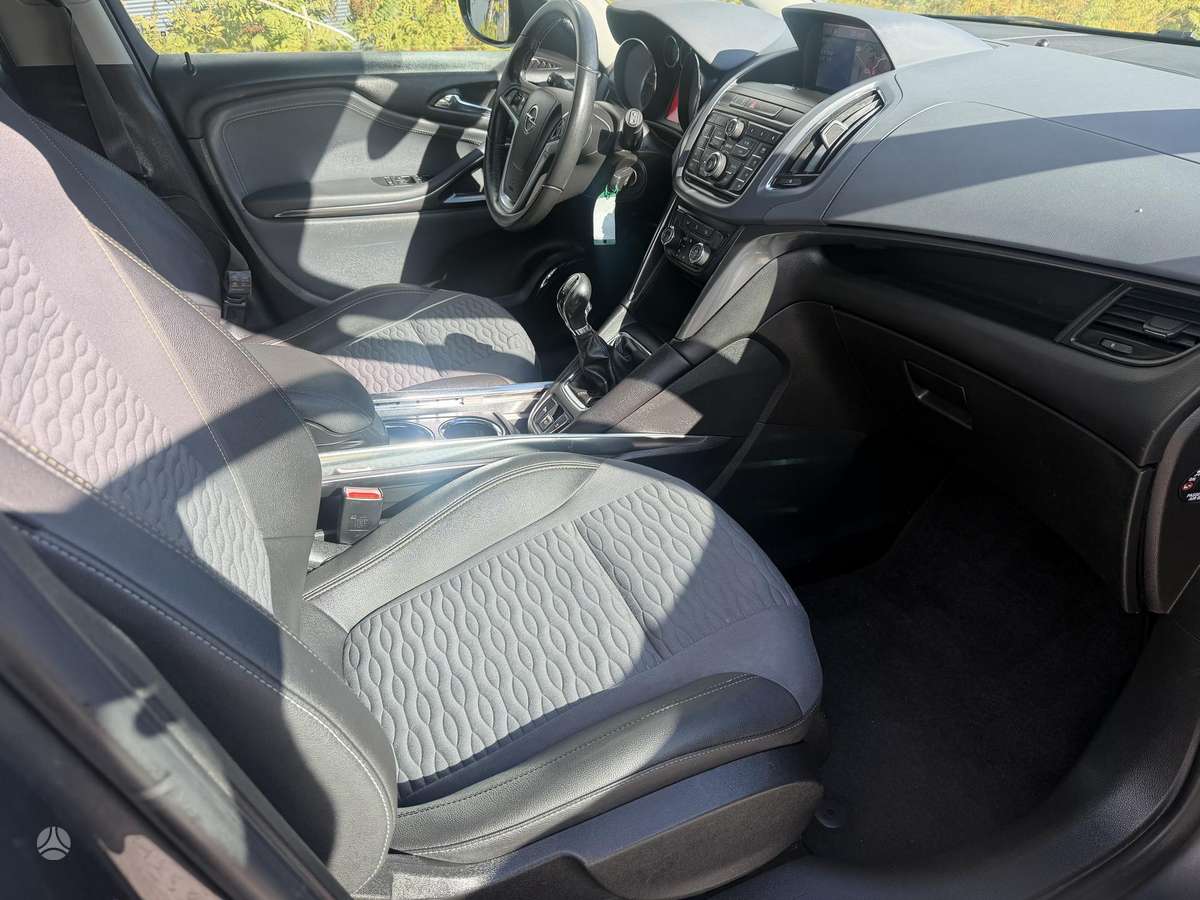 Opel Zafira 2012 — photo 12