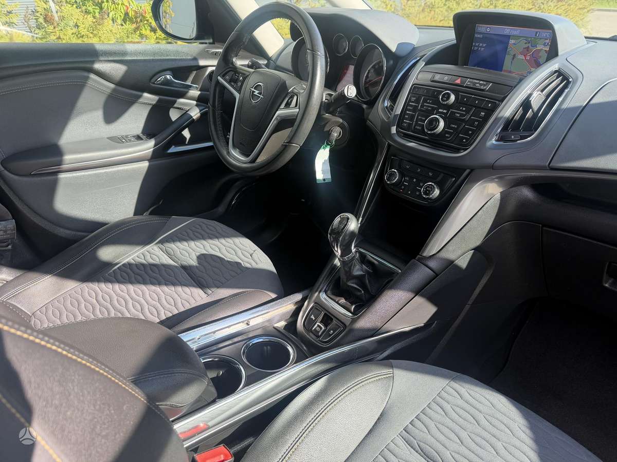 Opel Zafira 2012 — photo 13