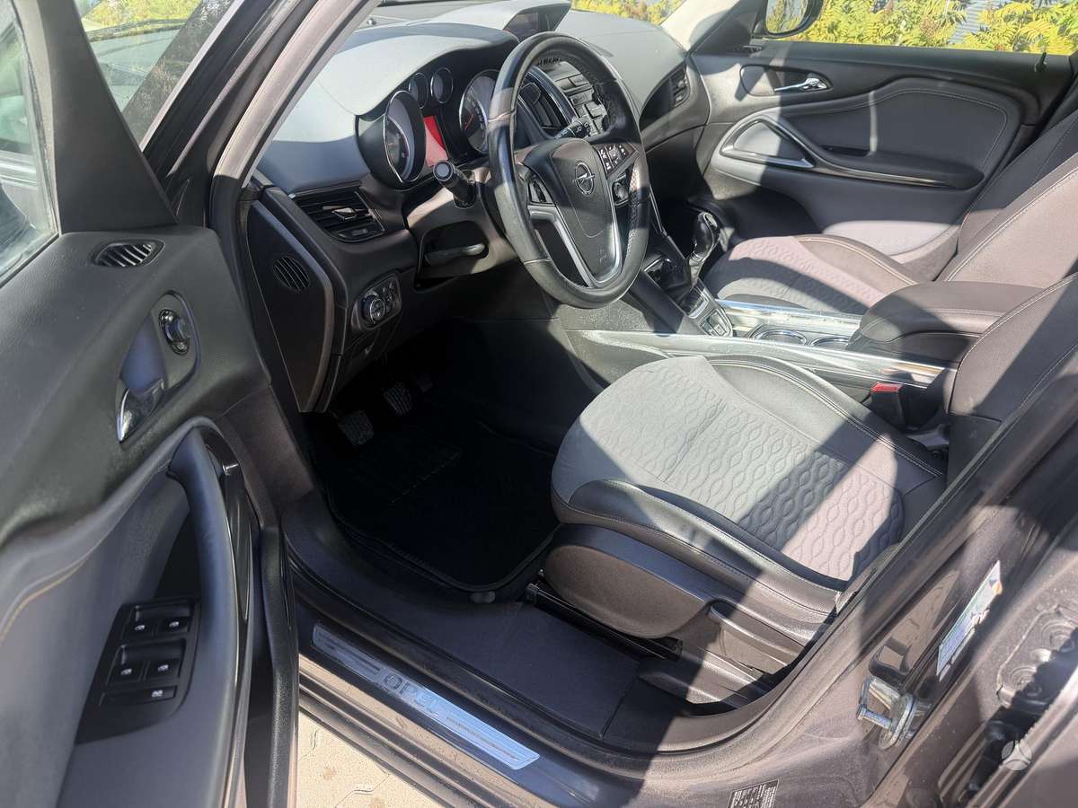 Opel Zafira 2012 — photo 16