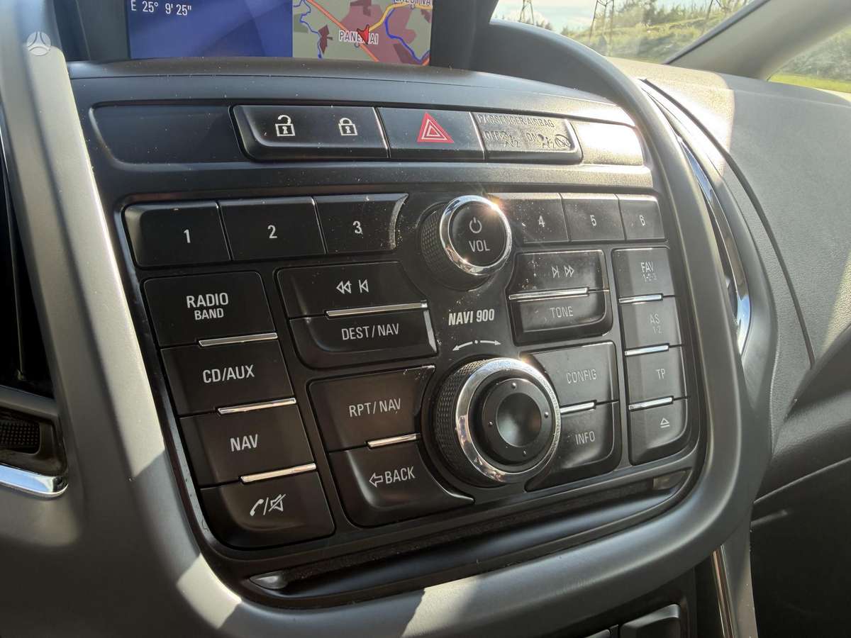 Opel Zafira 2012 — photo 25