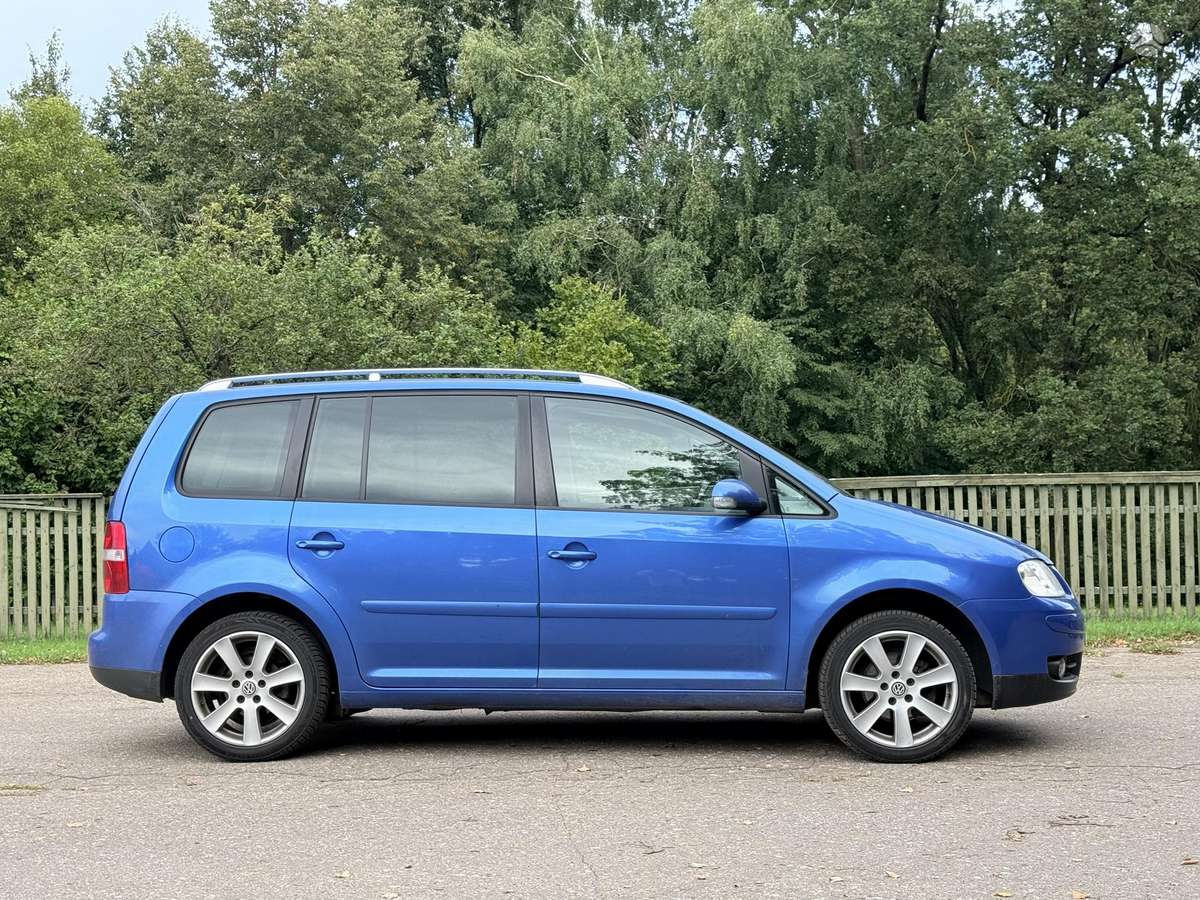 Volkswagen Touran 2005 — rear view