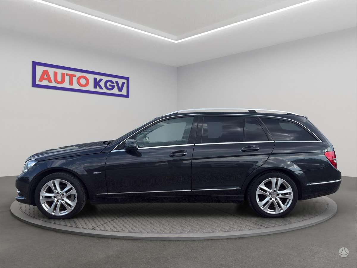 Mercedes-Benz C180 2011 — вигляд ззаду