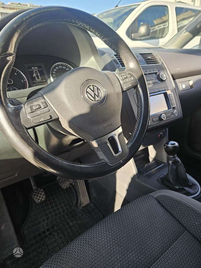Volkswagen Touran 2011 — engine 1598 cm³, 105 HP (77kW)
