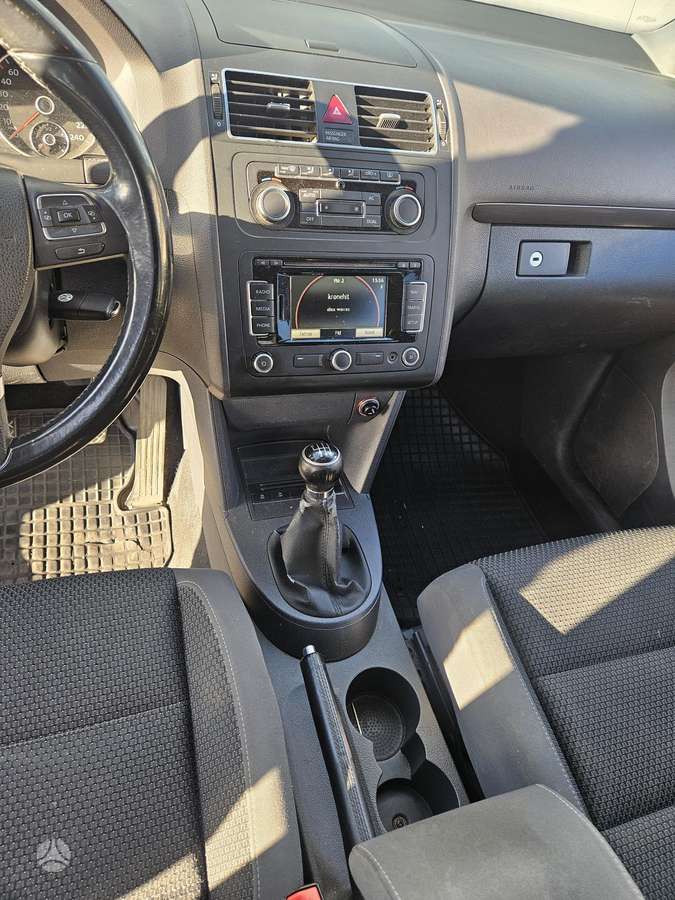 Volkswagen Touran 2011 — photo 5