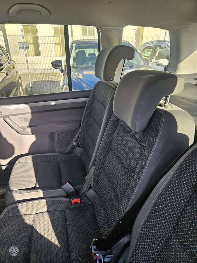 Volkswagen Touran 2011 — photo 6