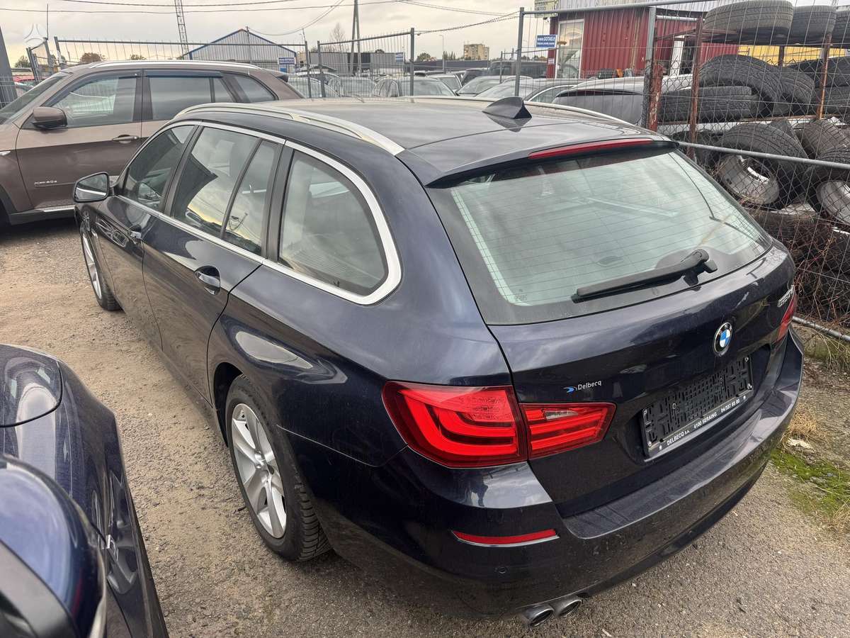 BMW 520 2011 — салон
