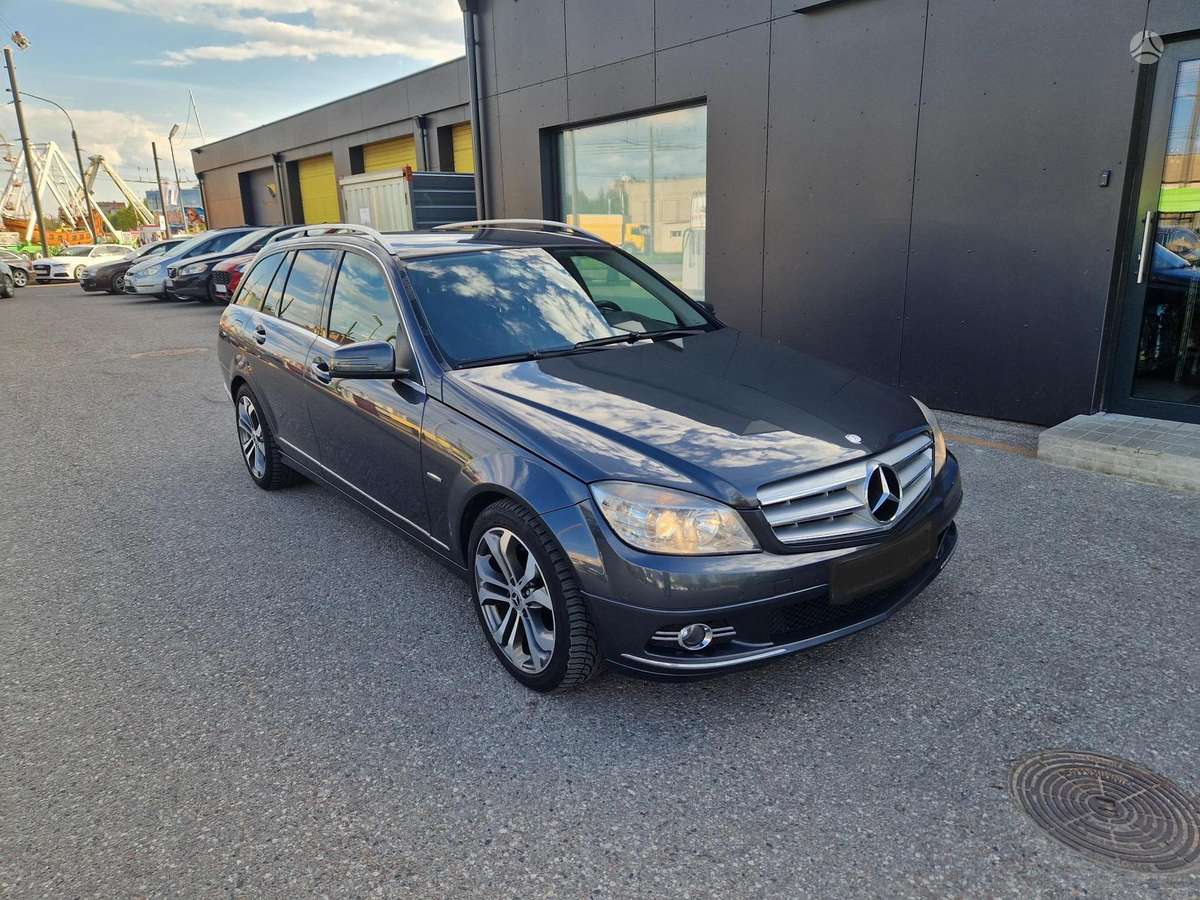 Mercedes-Benz C200 2009 — вигляд ззаду