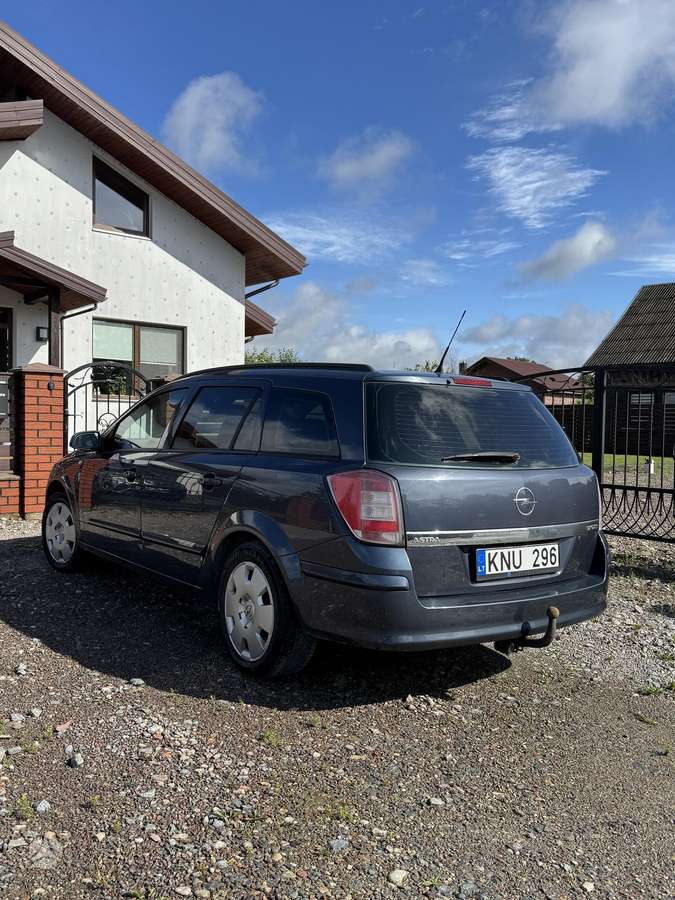 Opel Astra 2006 — rear view