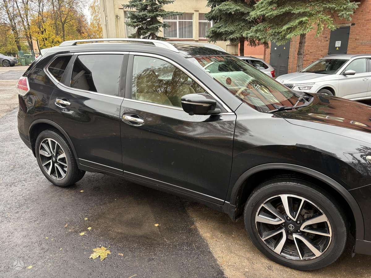 Nissan X-Trail 2015 — вигляд ззаду