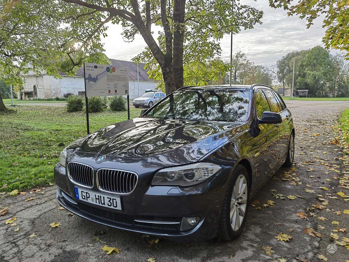 BMW 530 2012 — салон