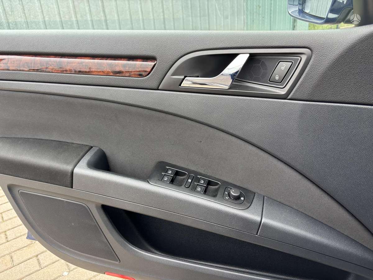 Skoda Superb 2011 — rear view