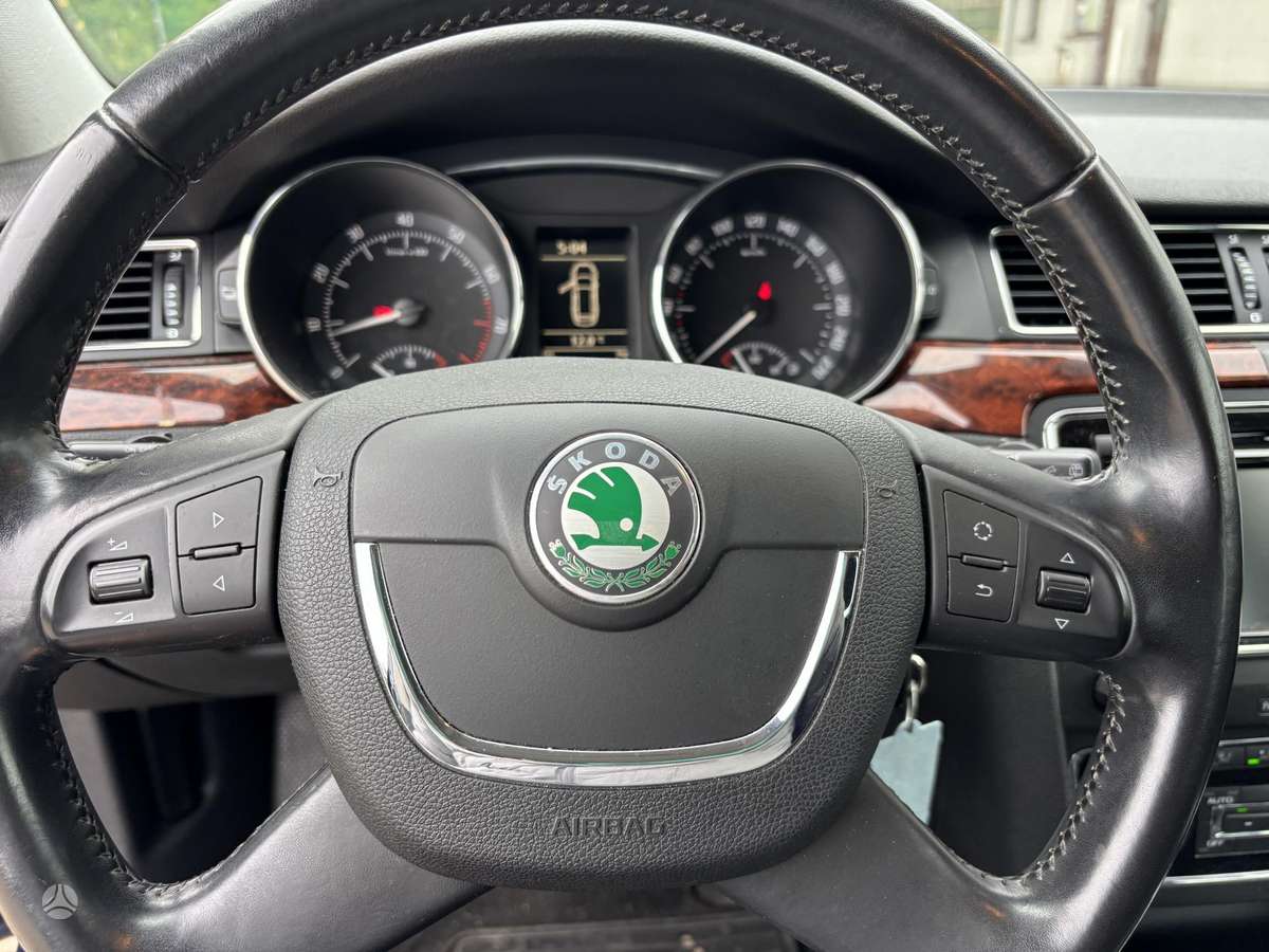 Skoda Superb 2011 — interior