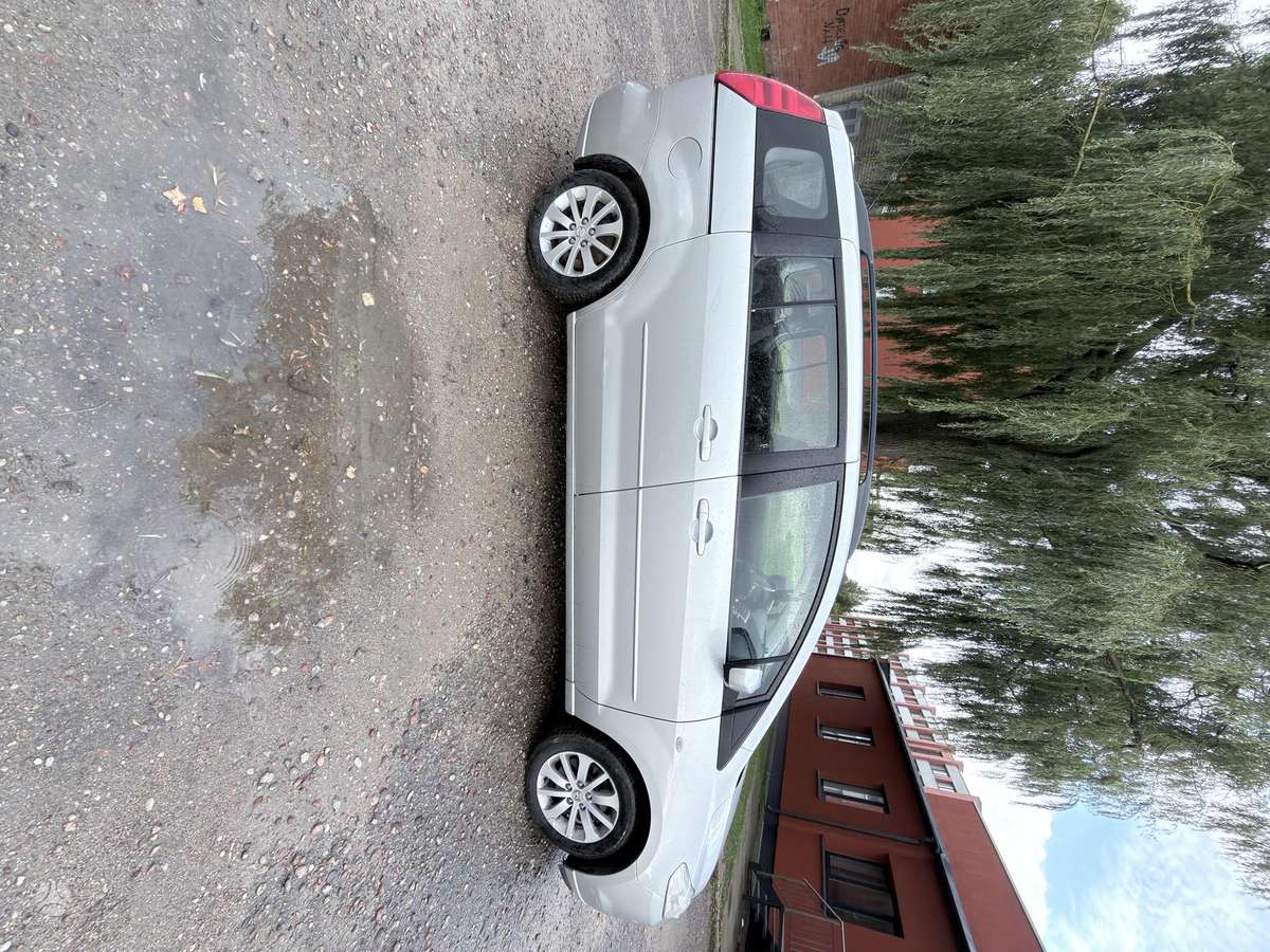 Mazda 5 2006 — вигляд ззаду