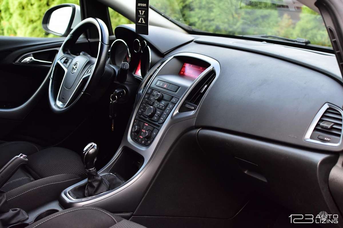 Opel Astra 2013 — вигляд ззаду