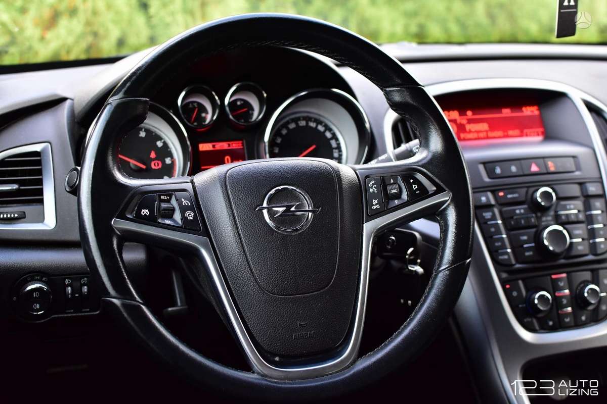 Opel Astra 2013 — фото 23