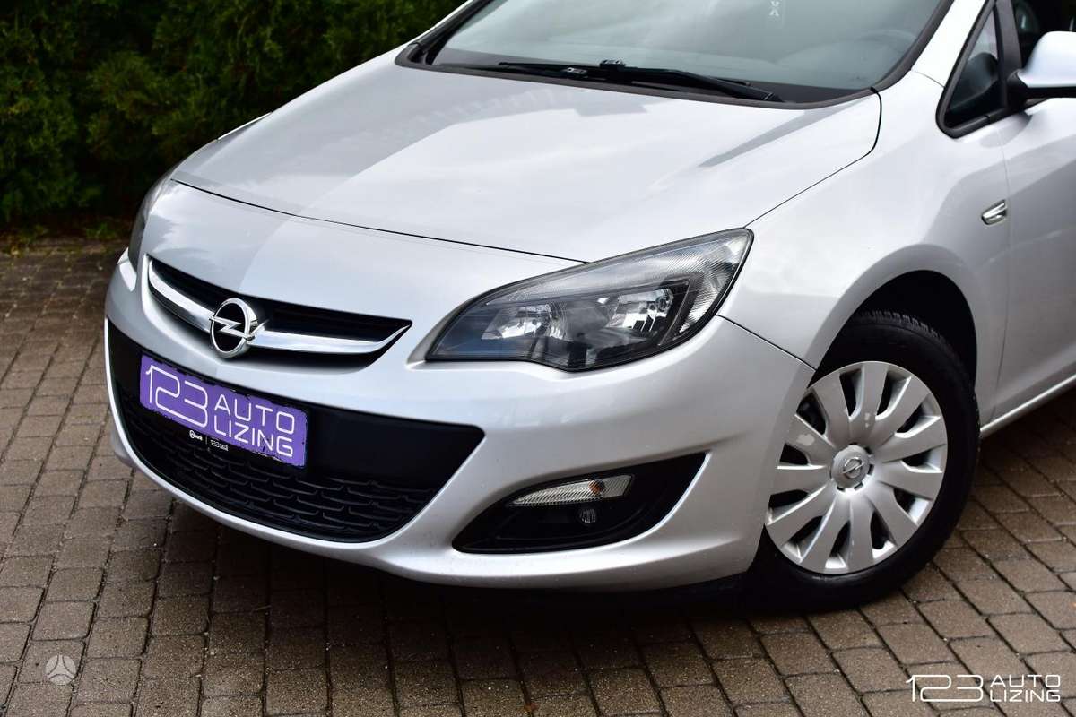 Opel Astra 2013 — салон