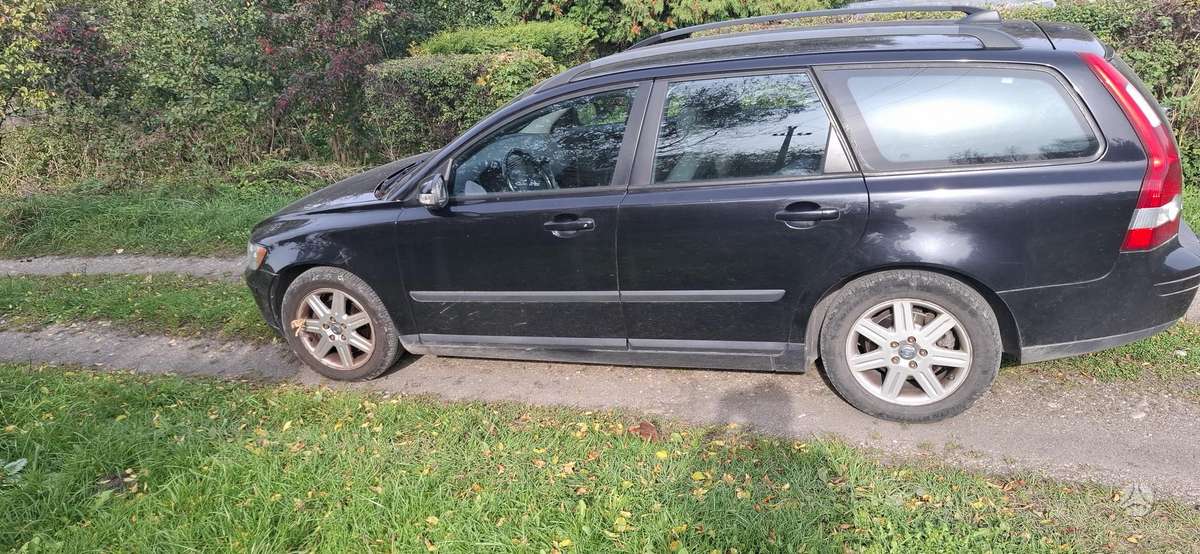 Volvo V50 2006 — rear view
