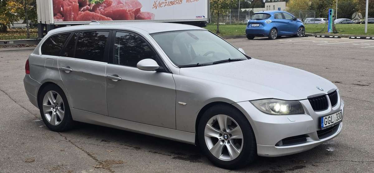 BMW 325 2007 — вигляд ззаду
