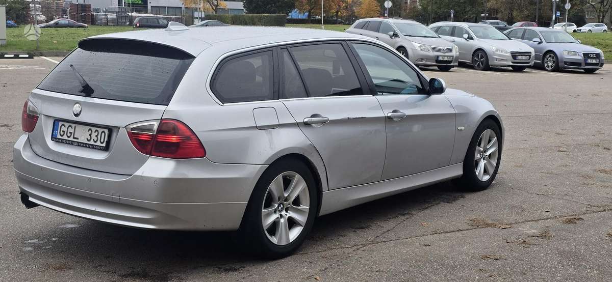 BMW 325 2007 — салон