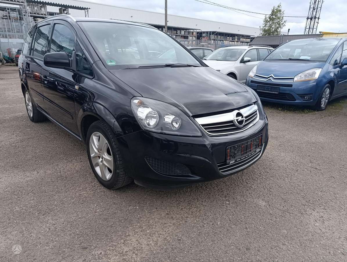 Opel Zafira 2013 — rear view