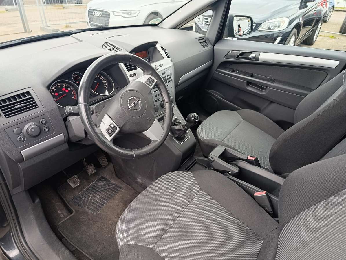 Opel Zafira 2013 — photo 7