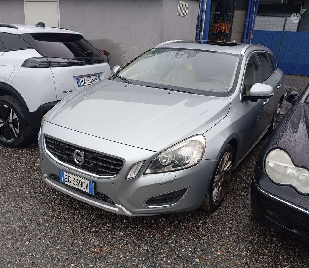 Volvo V60 2011 — rear view
