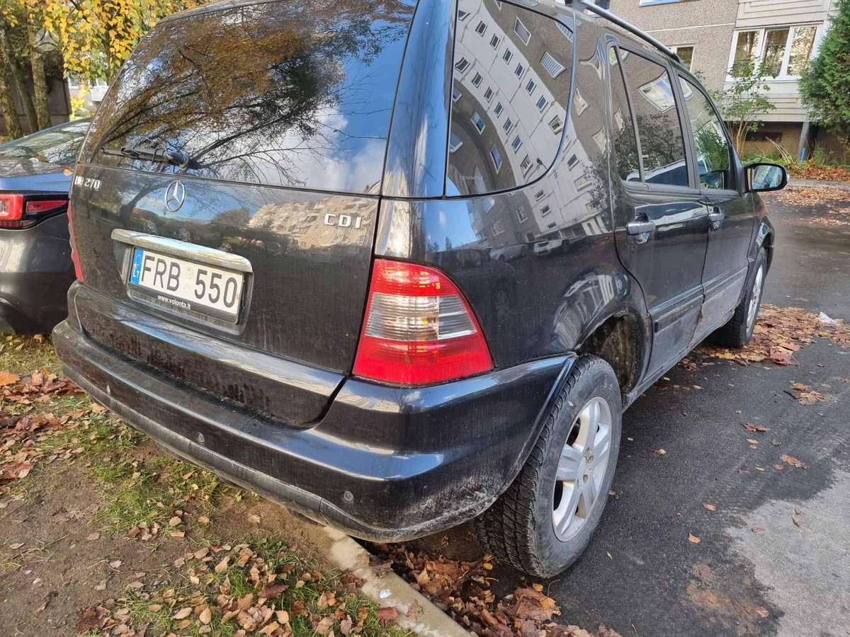 Mercedes-Benz ML270 2004 — вигляд ззаду