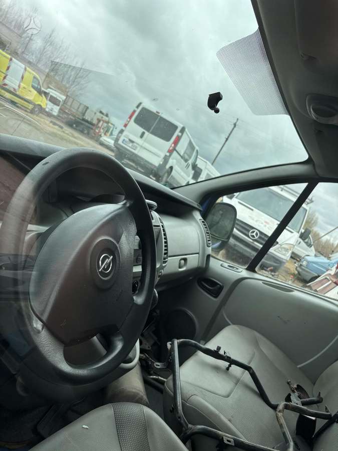 Opel Vivaro 2008 — engine 2464 cm³, 145 HP (107kW)