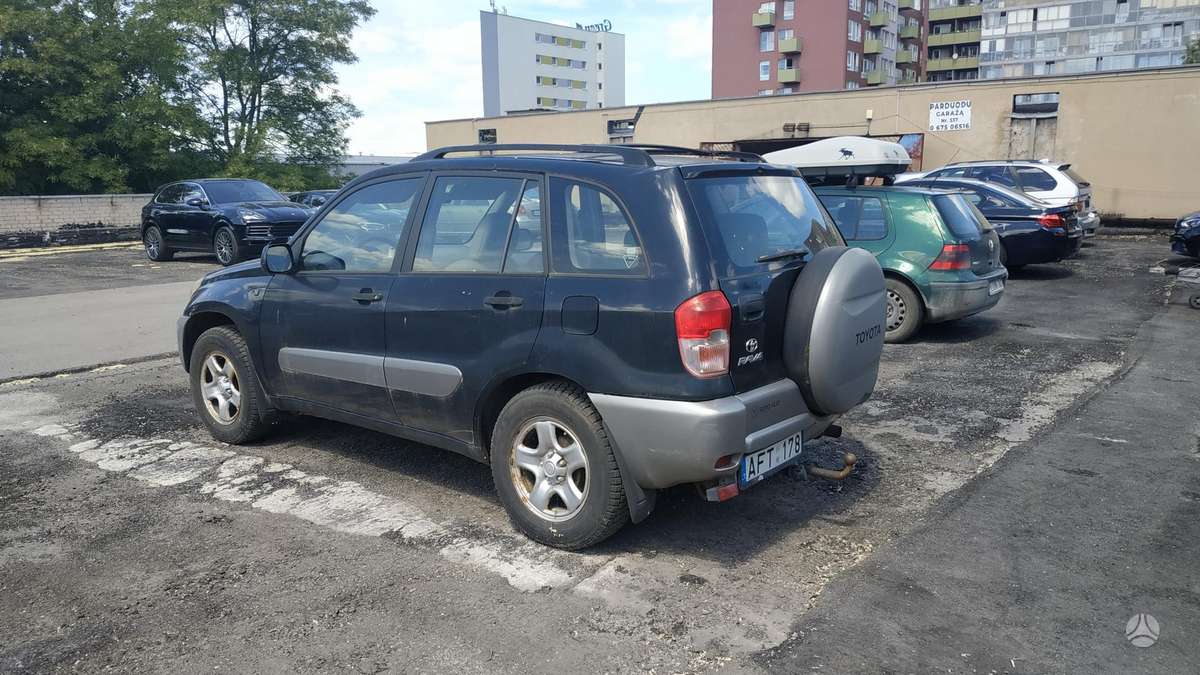 Toyota RAV4 2004 — interior