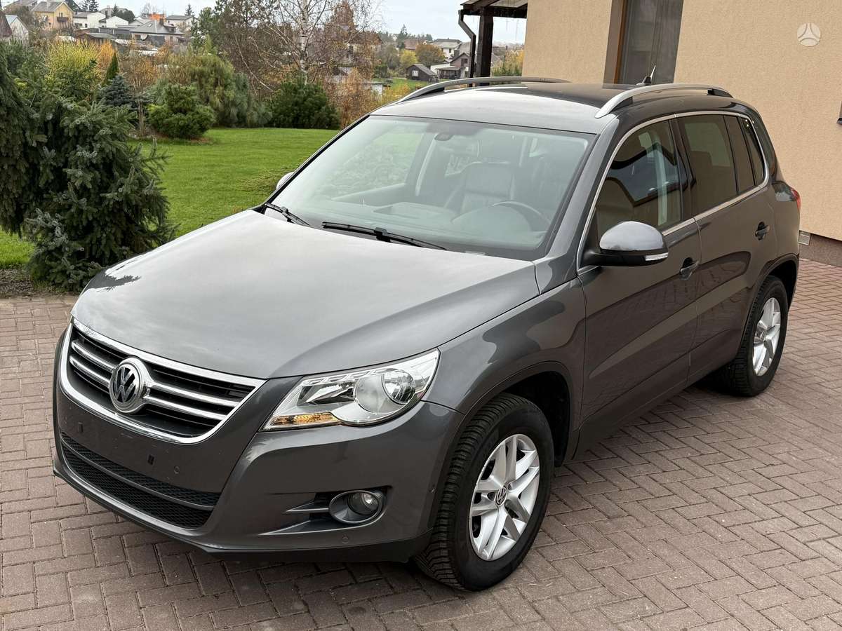 Volkswagen Tiguan 2011 — rear view