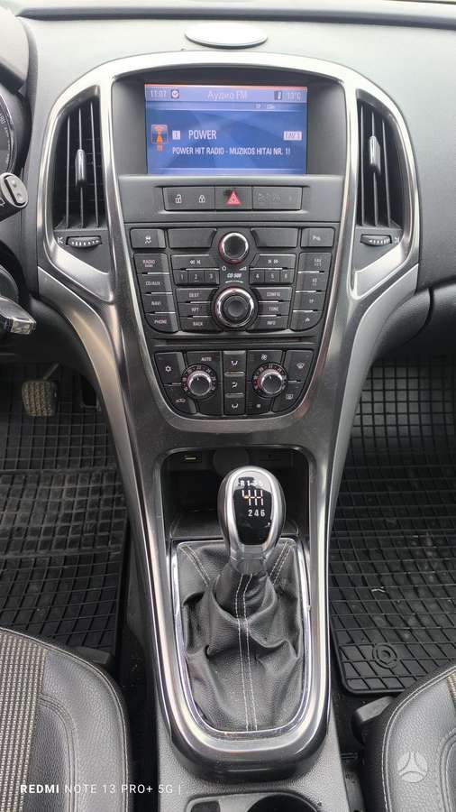 Opel Astra 2011 — photo 10