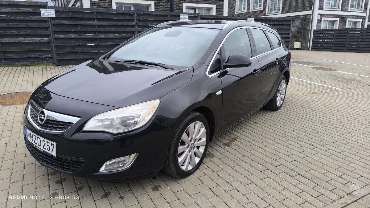 Opel Astra 2011 — rear view